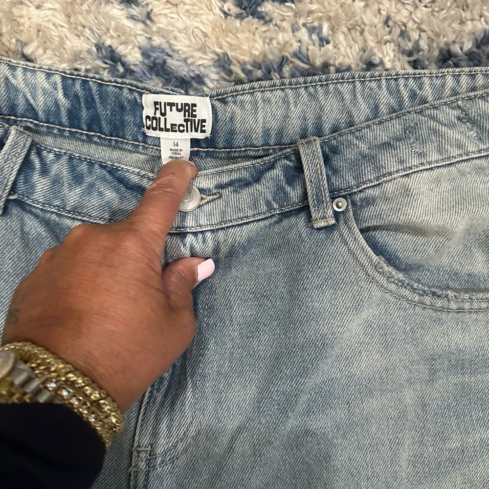 Women’s Mid-Rise Wide Cuff Baggy Denim Shorts - Picture 6 of 9